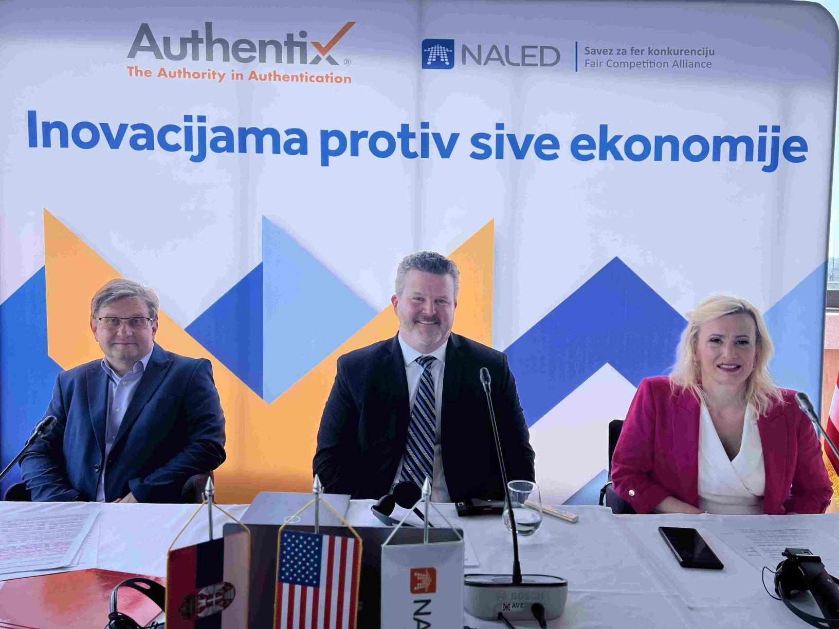 NALED Prezentacija izveštaja o borbi protiv sive ekonomije 4.juna u Beogradu: Petar Stanojević , Kevin Mekkena i Violeta Jovanović