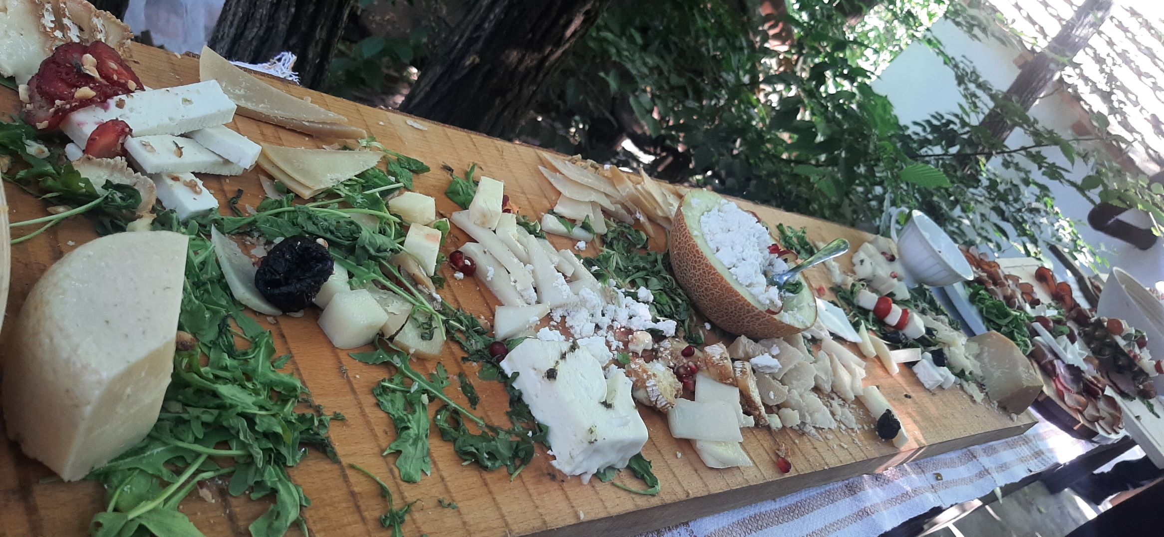 Trpeza za proslavu 15. juna - i pečenje ispod sača i cela paleta sireva Koza Nostra (Foto: R. Nikolić)