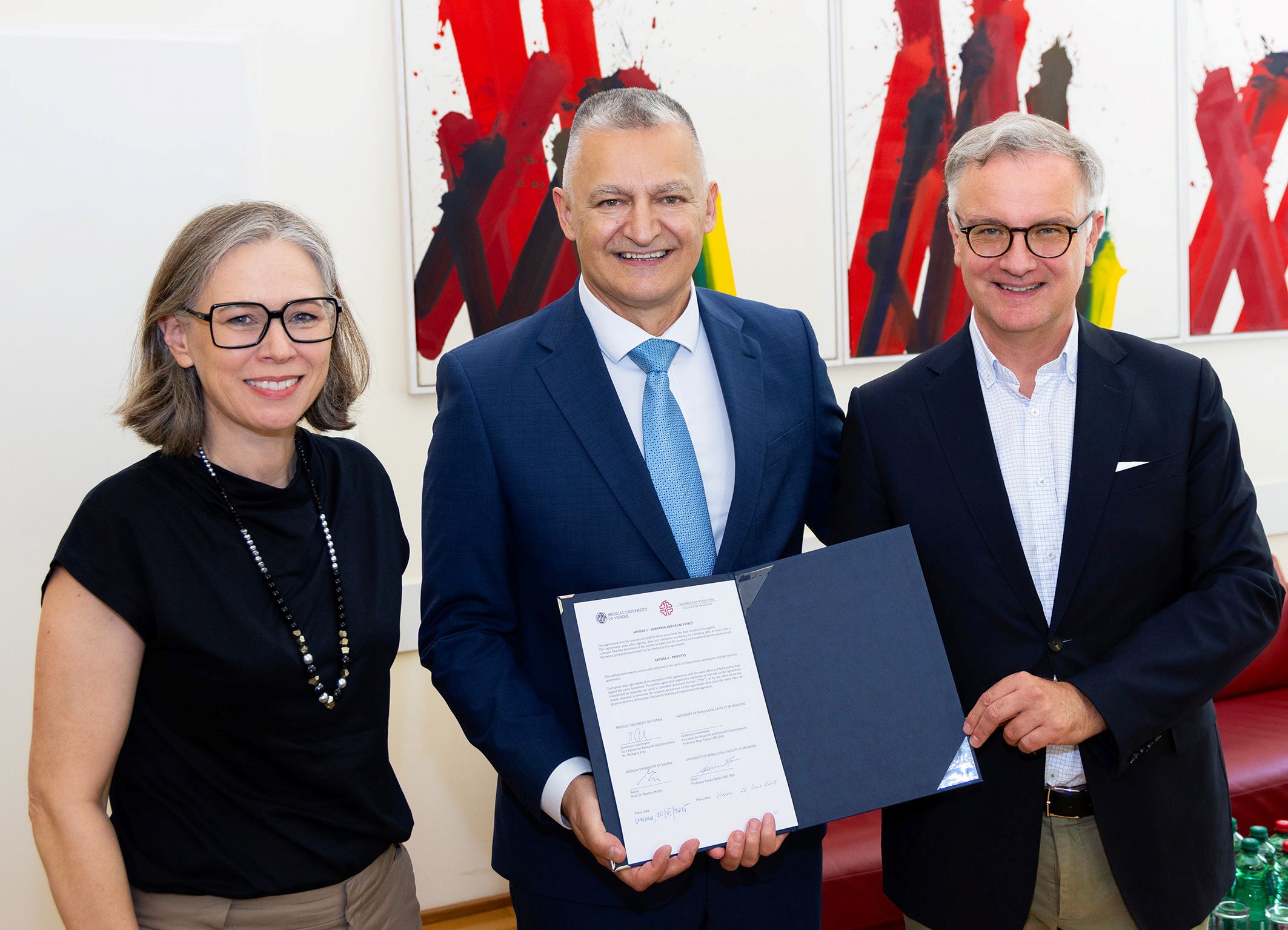 Prorektorka Mihaela Fric, dekan Ranko Škrbić i rektor Markus Miler (Foto: MedUni Wien)