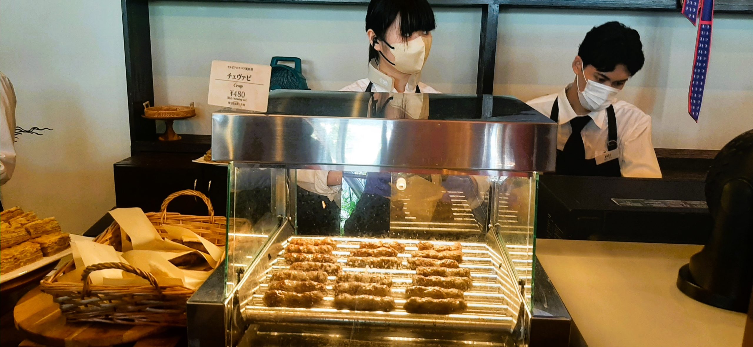 Srpski ćevapi koje prave Japanci, cena za komad 330 dinara (Foto R. Nikolić)