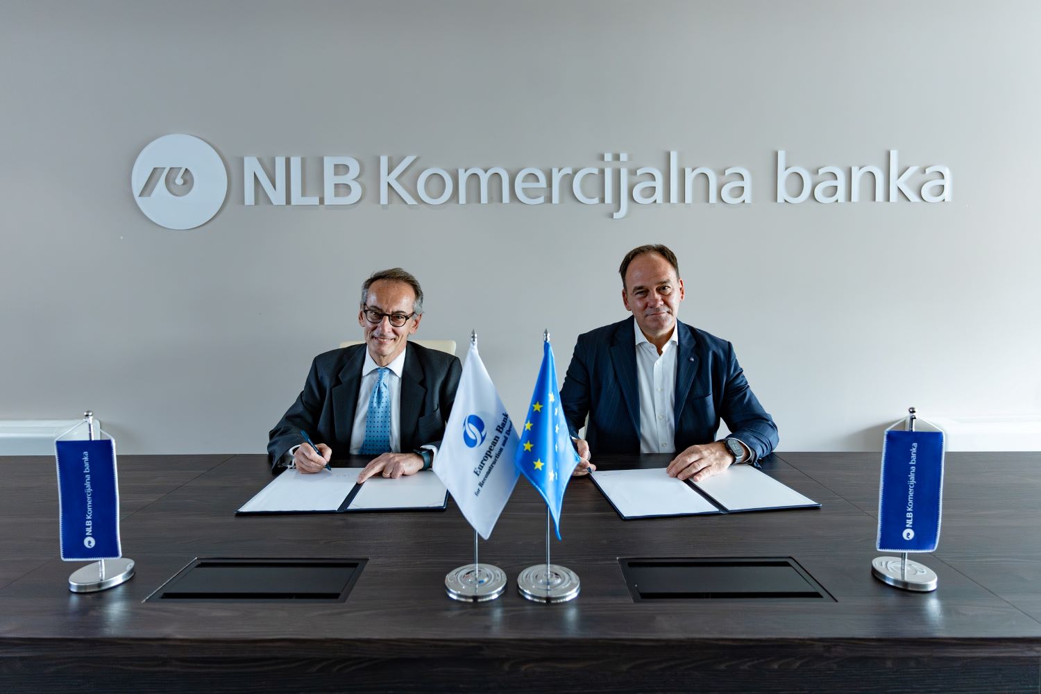Mateo Patrone - EBRD (levo) i Vlastimir-Vukovic-NLBKB (desno) na potpisivanju sporazuma