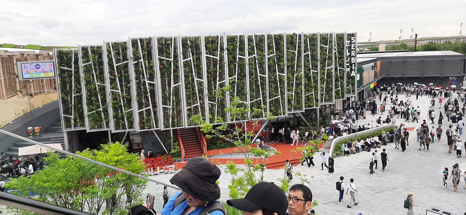 Pogled na srpski paviljon sa zida - drvenog prstena koji okružuje EXPO u Osaki (Foto: R. Nikolić)