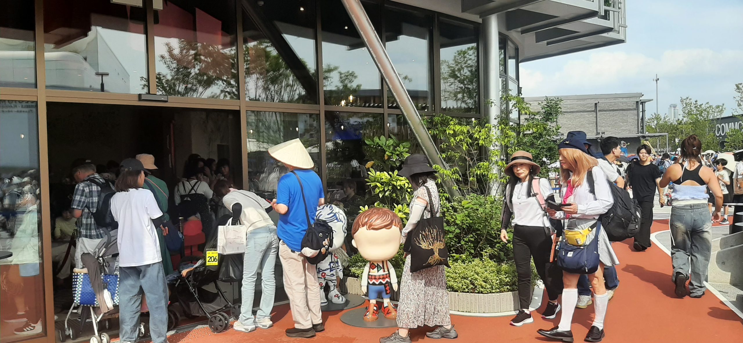 Japanci čekaju u redu za ulazak u srpski restoran (Foto: R. Nikolić)