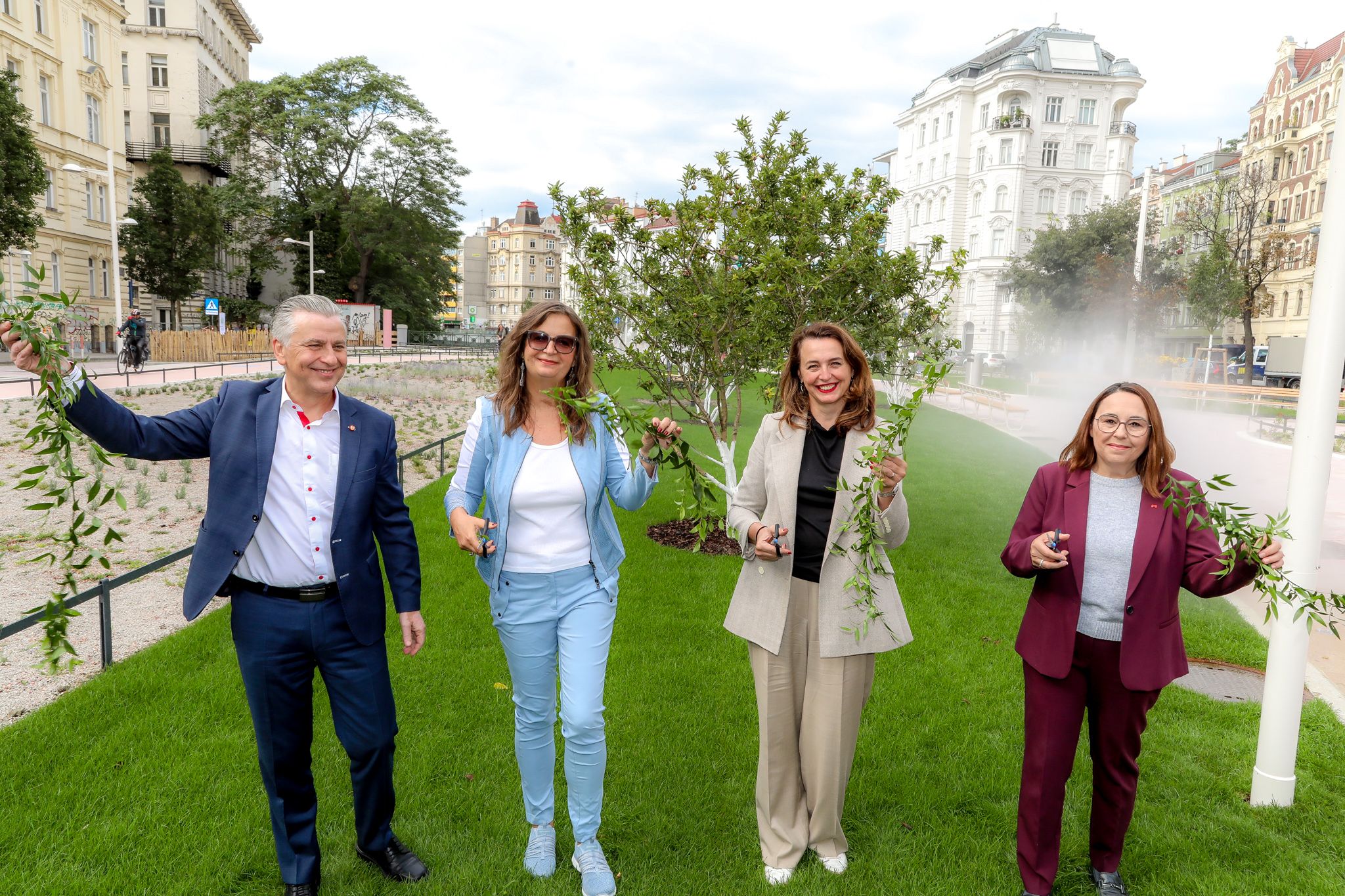 Gradski odbornik Jozef Tauher, gradska odbornica za planiranje Uli Sima, portparolka za planiranje kompanije NEOS Selma Arapović i zamenica načelnika 6. okruga, Julija Lesaher, otvorili su novi Našpark.