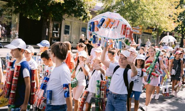 Završen Limenka Teatar Fest u Kruševcu – prikupljeno 65 hiljada limenki za reciklažu