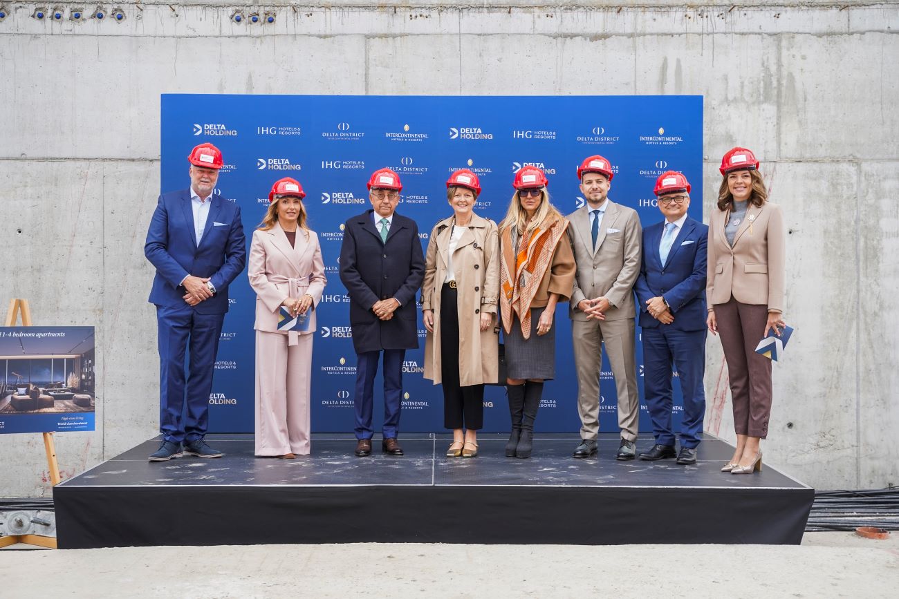  IHG Hotels & Resorts delegacija obišla gradilište najvećeg projekta Delta Holdinga - zajednička fotografija sa predstavnicima Delta Holdinga i Miroslavom Miškovićem