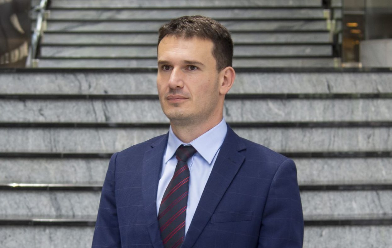 Nikola Altiparmakov: Ovako visoko povećanje penzija neće urušiti finansijsku stabilnost penzijskog sistema – jer je jedna od vrlina proširene švajcarske formule to što ona sama automatski teži da finansijski uravnoteži sistem. 