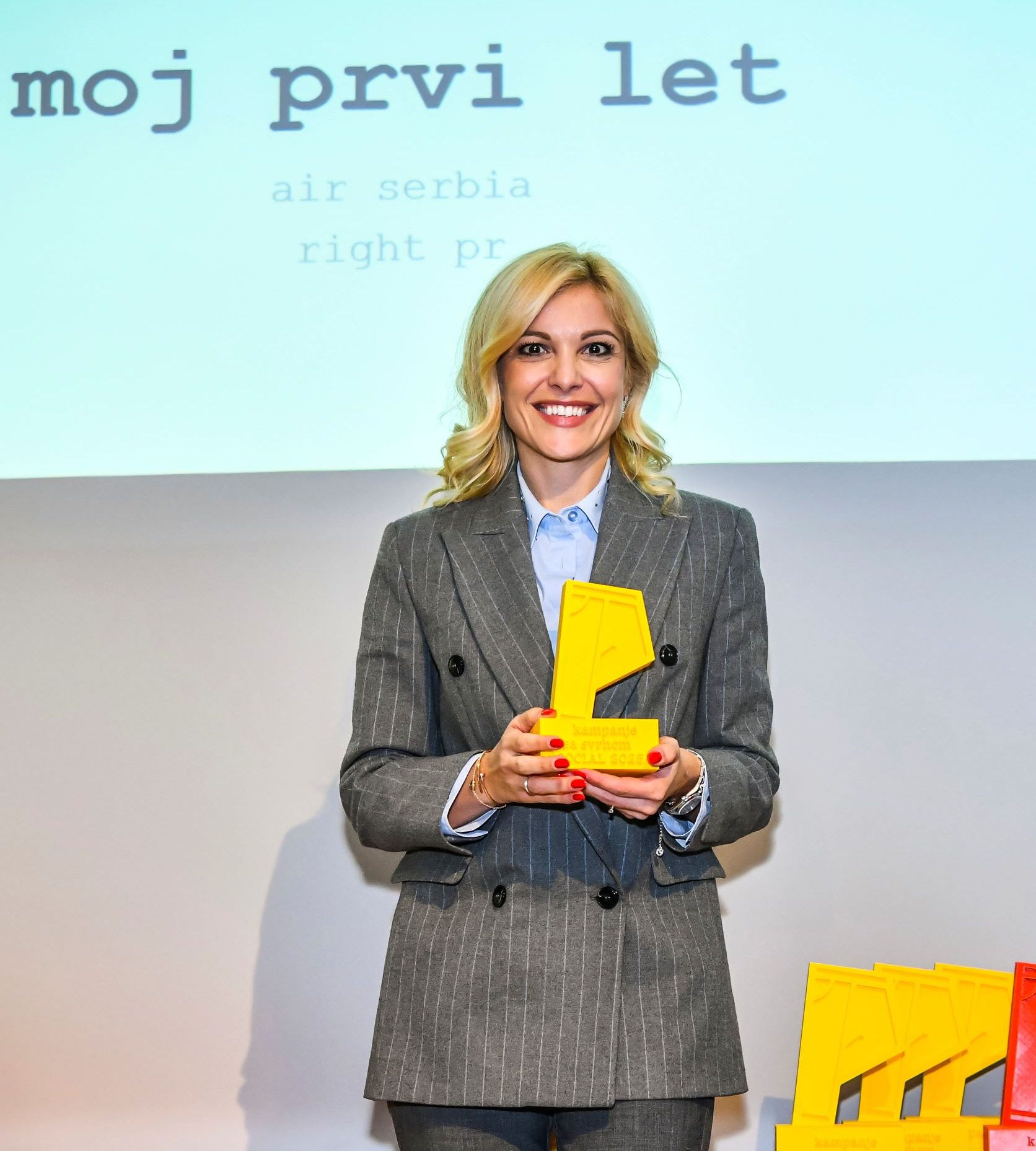Bojana Knežević, viša menadžerka marketinga i korporativnih poslova Er Srbije, sa osvojenom nagradom