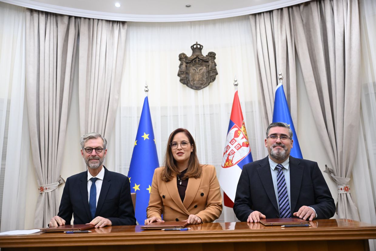 Robert de Groot, Mira Radenović Bojić i Nemanja Starović na potpisivanju ugovora