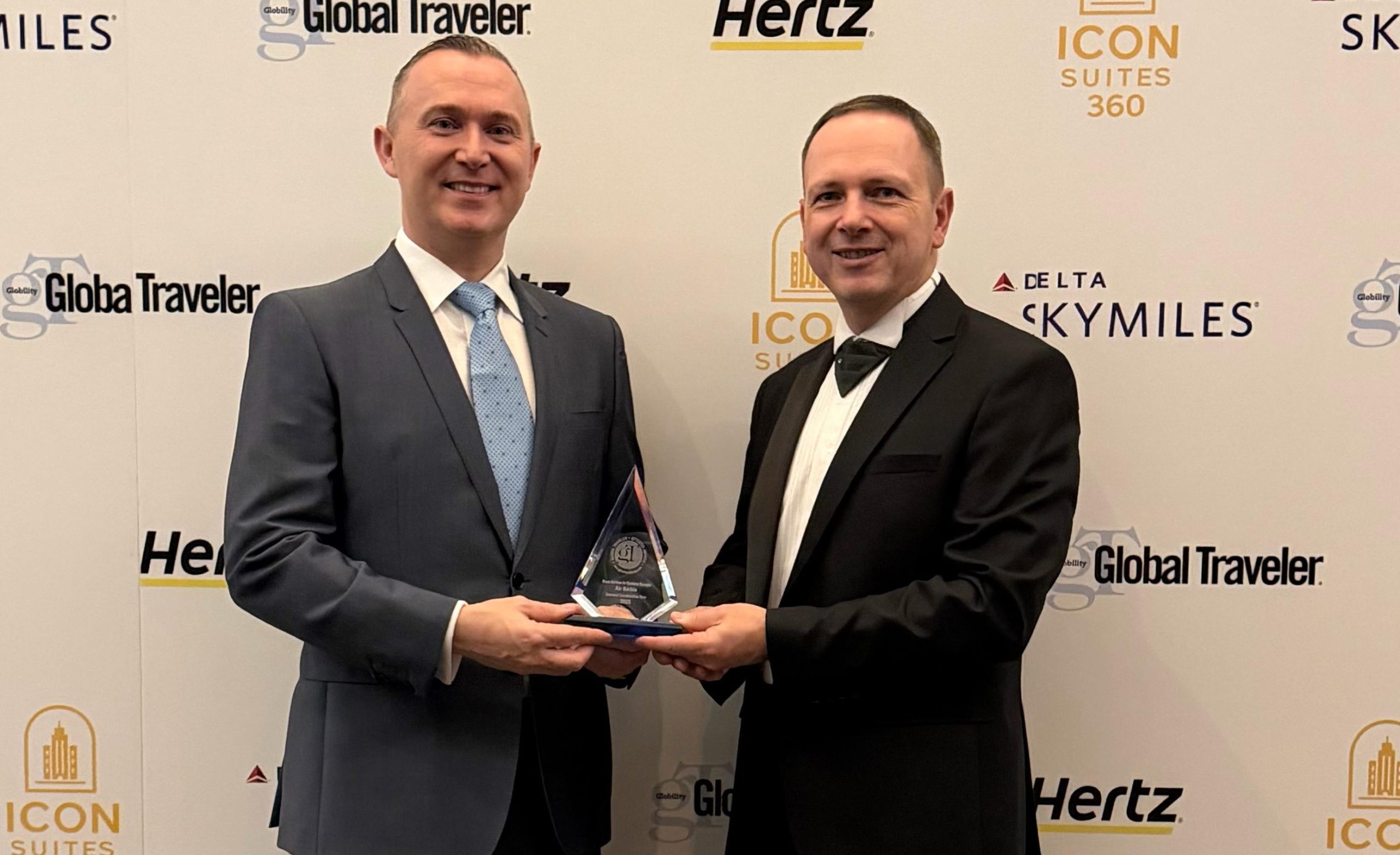 George Petković, regionalni direktor Er Srbije za Severnu i Južnu Ameriku i Jirži Marek, generalni direktor Er Srbije na uručenju priznanja