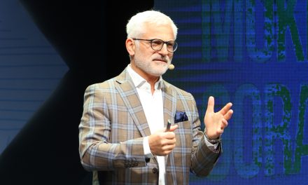 Radovan Jelašić na Mokroj Gori: Lakše je izaći na Knez Mihailovu sa stabilnim nego sa nestabilnim kursem