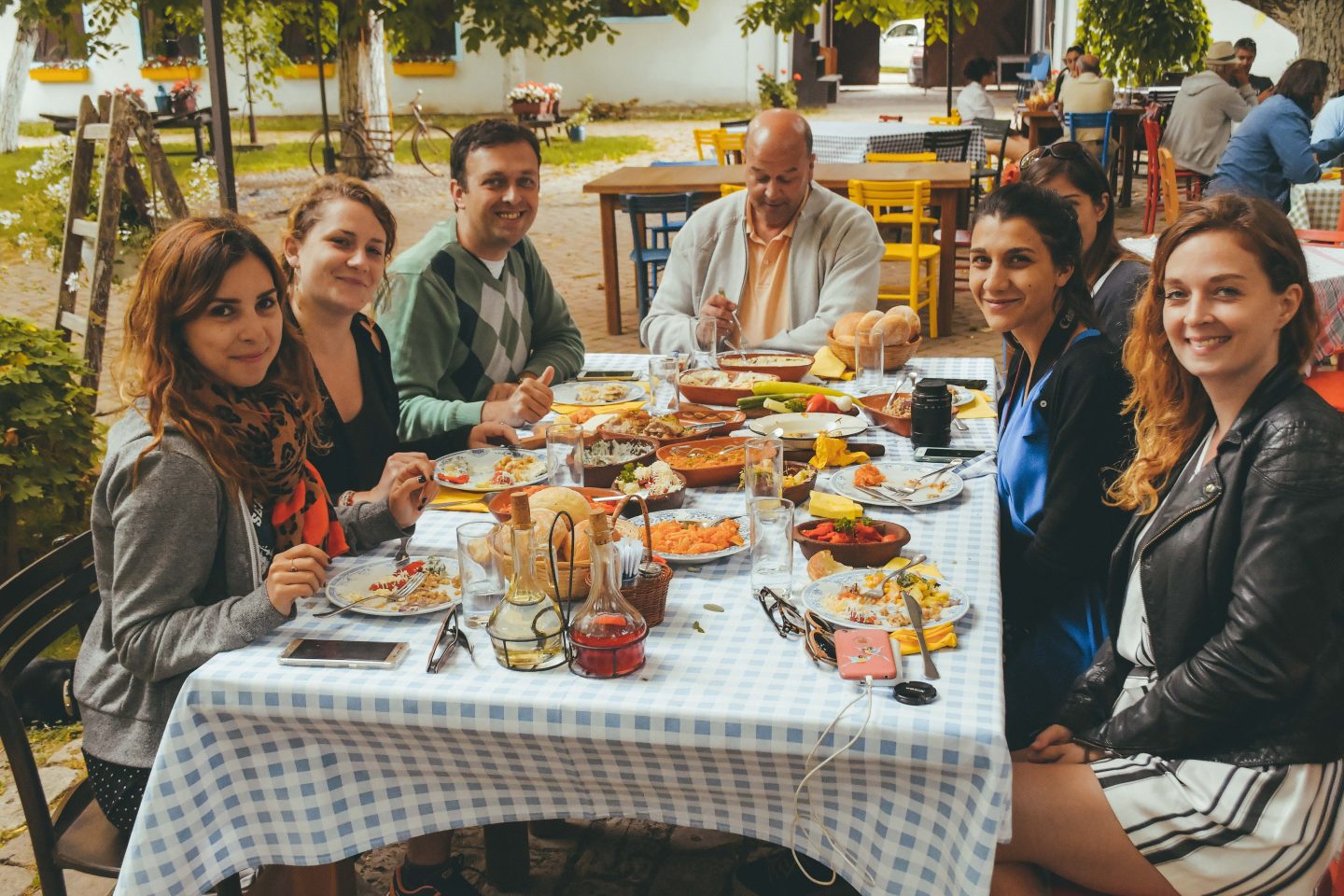 Nenad sa francuskim blogerkama u Sirogojnu (Foto: Privatna arhiva N. Blagojević)