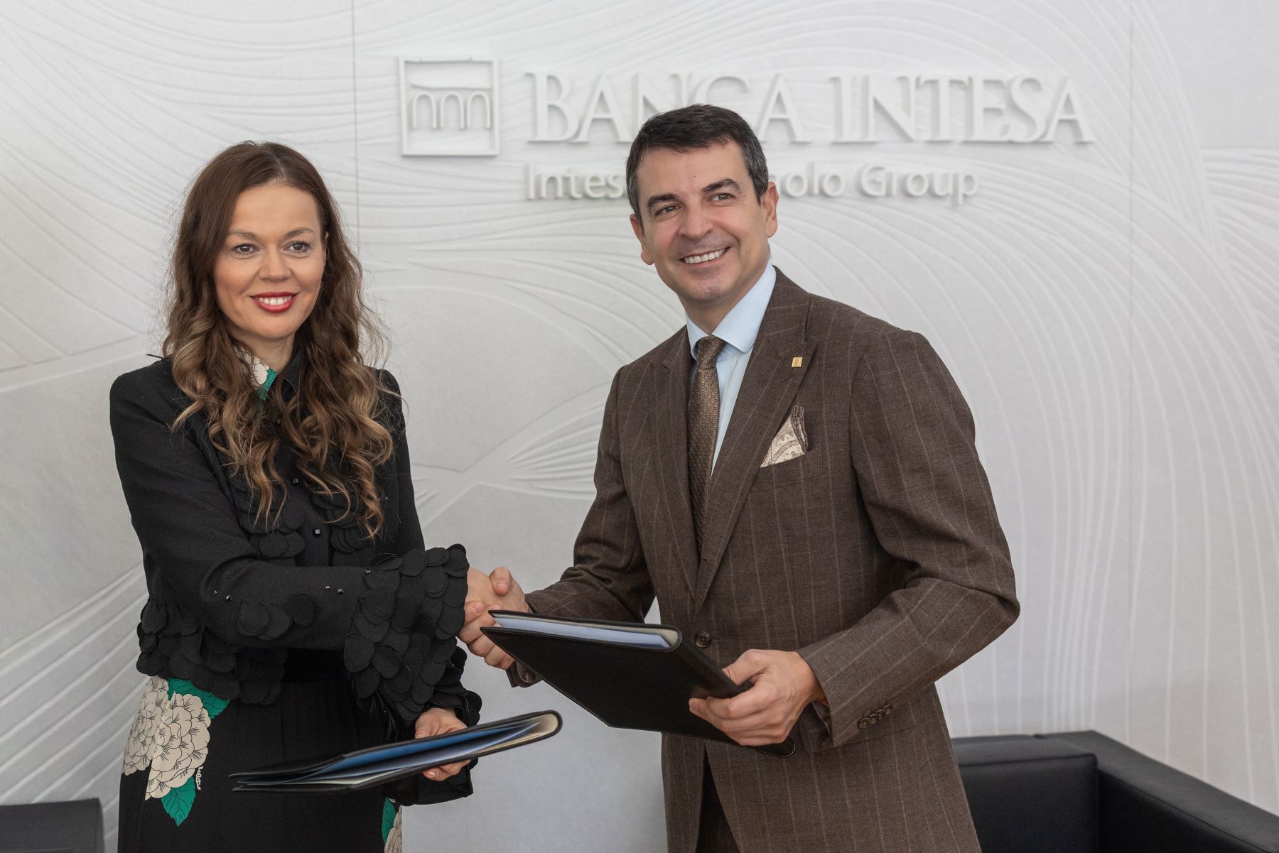 Aleksandra Vukosavljević, direktorka EBRD-a za finansijske institucije za Zapadni Balkan i Istočnu Evropu i Darko Popović, predsednik Izvršnog odbora Banca Intesa