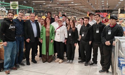  GRČKI STUDENTI U BEOGRADU OBELEŽILI SVOJ DAN NEZAVISNOSTI – KAO KOD KUĆE, UZ UKUSE IZ SUPER VERA