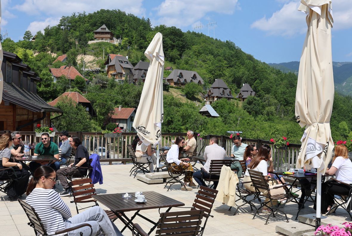 Letnji Vivaldi forum: Druženje, umrežavanje, nova saznanja, nova iskustva - atmosfera na glavnoj terasi u Drvengradu na Letnjem Vivaldi forumu 2025. godine (Foto: Nikić)