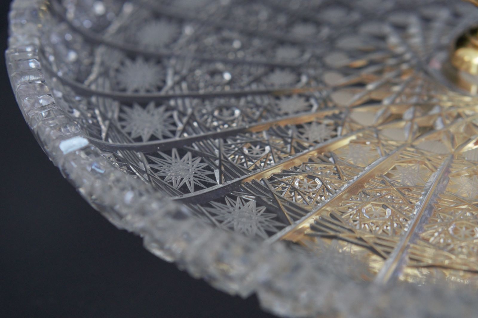  Jedan od tradicionalnih motiva na slifovanom staklu, dijamantska zvezda, Češka izrada