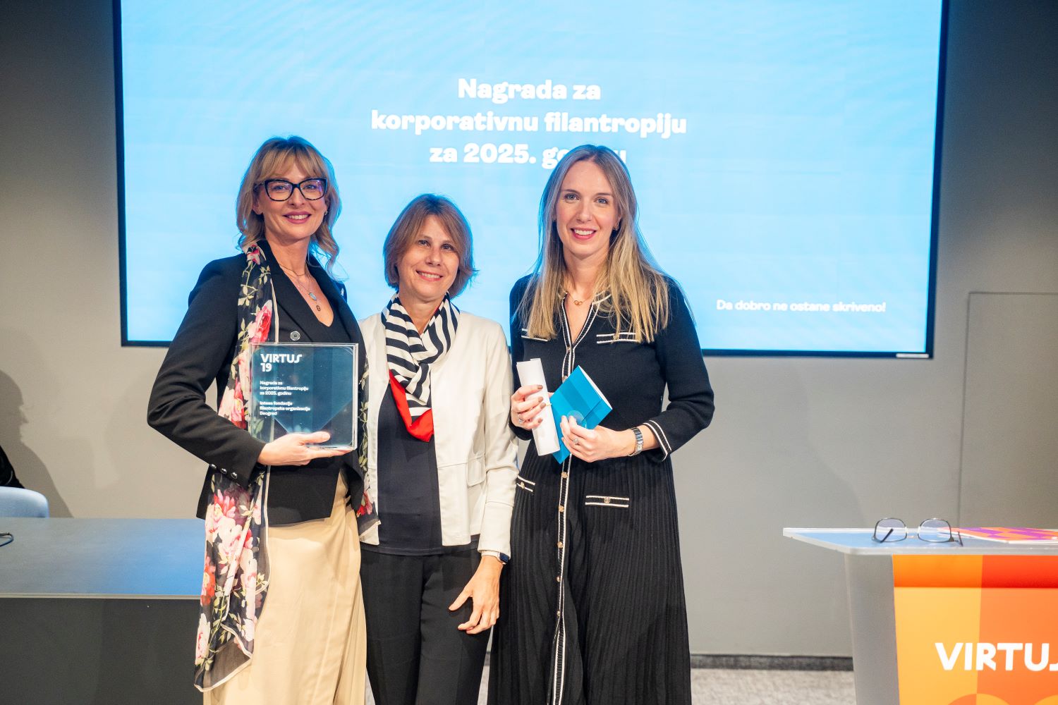 Sandra Lazarević i Marija Savić sa Sonjom Dragojević (u sredini), predsednicom žirija za dodelu Virtus nagrade Trag fondacije