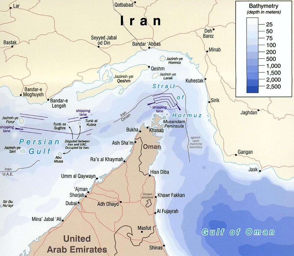 Političke granice i plovni putevi u moreuzu Hormuz (Izvor: Wikipedia)