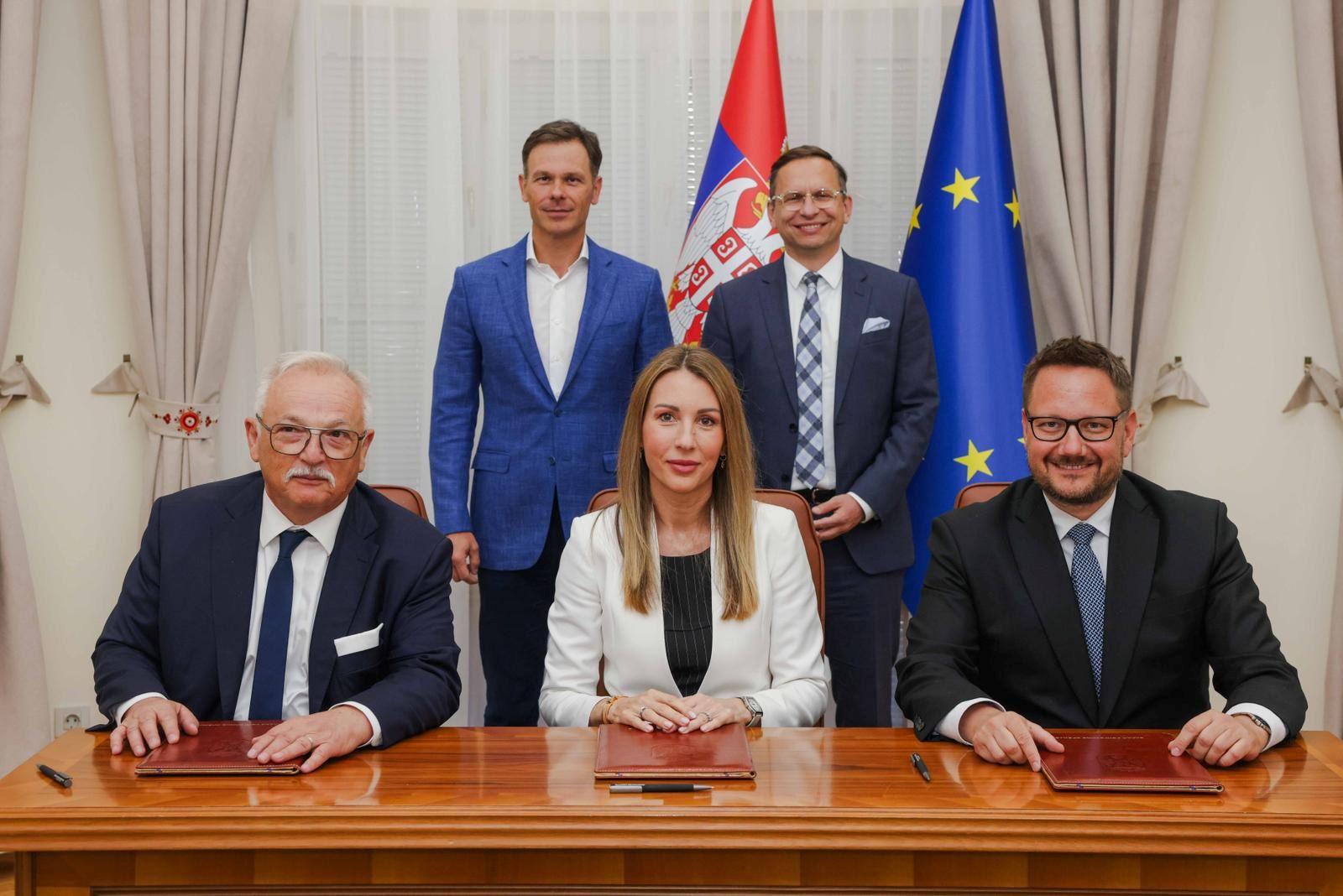 Sa potpisivanja akcionarskog ugovora o upravljanju NIS-om između predstavnika MOL Grupe i zvaničnika srpske vlade 