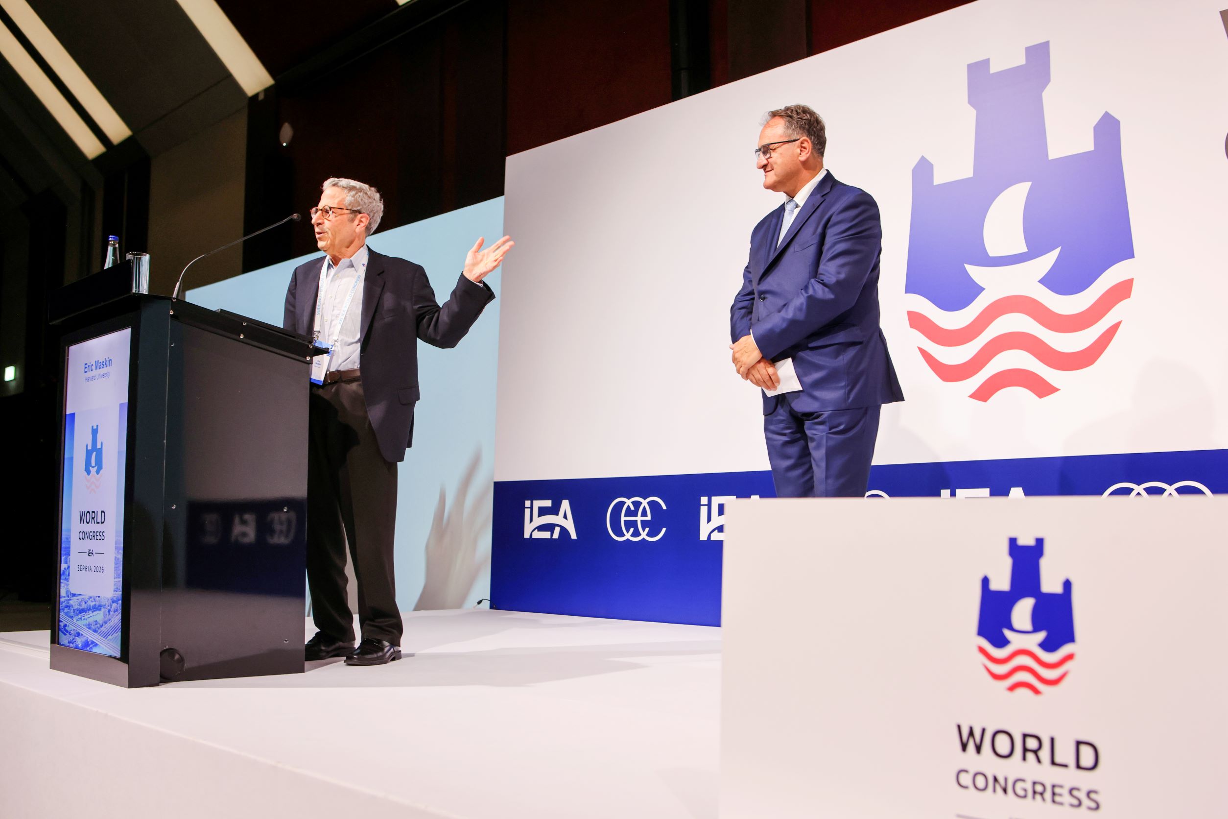 Prof. Erik Maskin završnog dana Svetskog kongresa ekonomista odaje priznanje i zahvalnost Aleksandru Vlahoviću, predsednik SES-a za izvanrednu organizaciju ovog kongresa u Beogradu