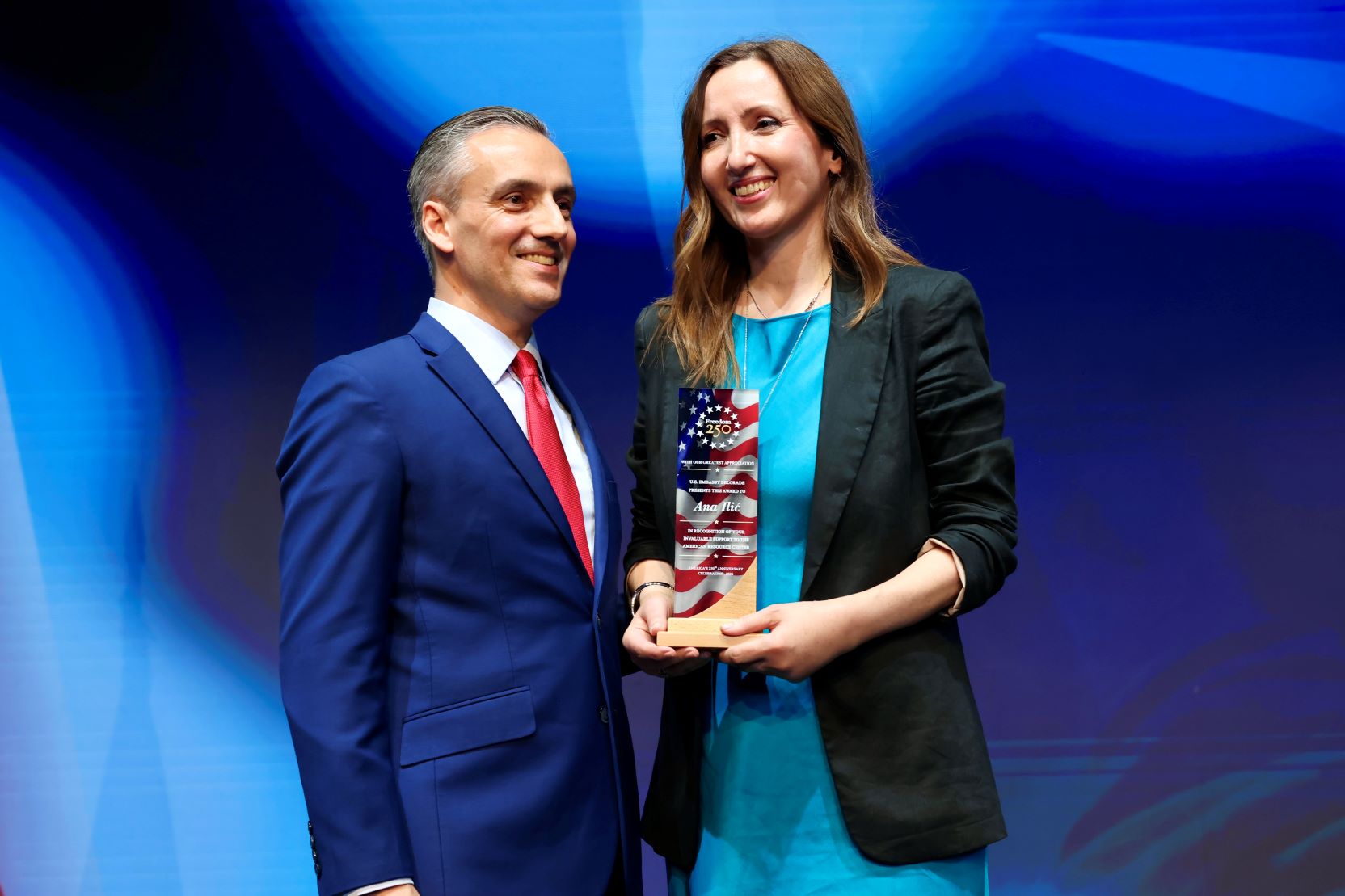 Aleksandar Titolo, otpravnik poslova Ambasade Sjedinjenih Američkih Država u Srbiji uručio je nagrade za dugogodišnje partnerstvo i saradnju Ani Ilić, direktorki Ložionice i platforme Srbija stvara