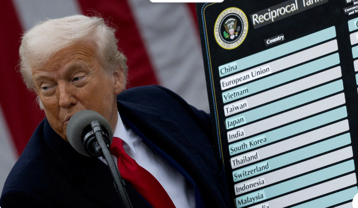 Donald Tramp 3. arila 2025. godine saopštava prvo uvođenje carina "ostatku sveta" - slika koja je obišla svet (Screenshot)