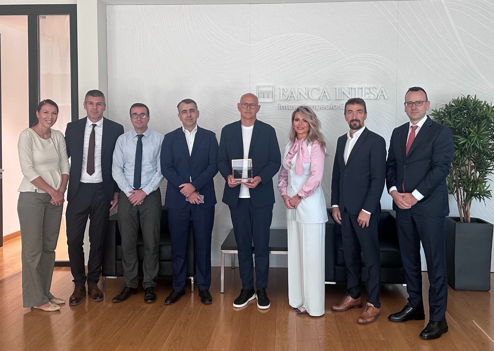 Svi učesnici današnjeg događaja u Banca Intesa Beograd (Foto: Banca Intesa)