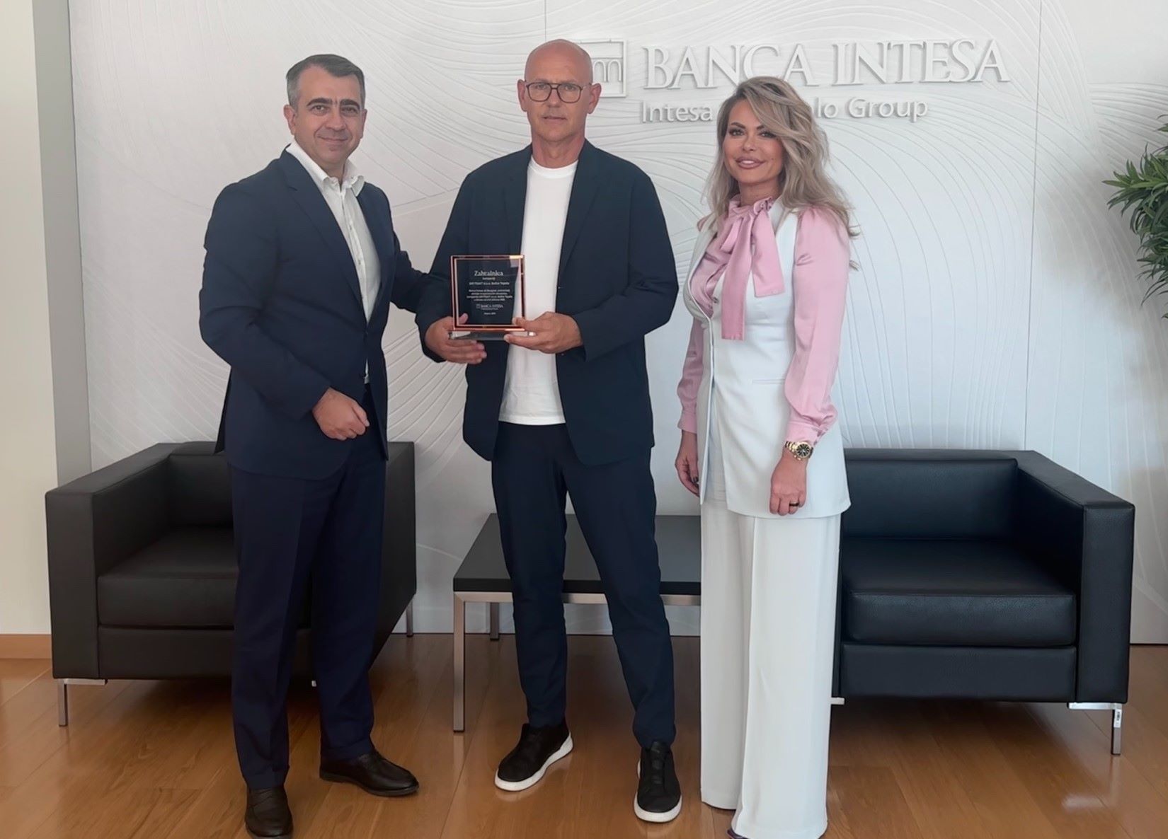 Predrag Milenović, član IO Banca Intesa, Јános Zsemberi, vlasnik kompanije Sat-Trakt i Maja Kolar, direktorka za saradnju sa MSP sektorom Banca Intesa Beograd