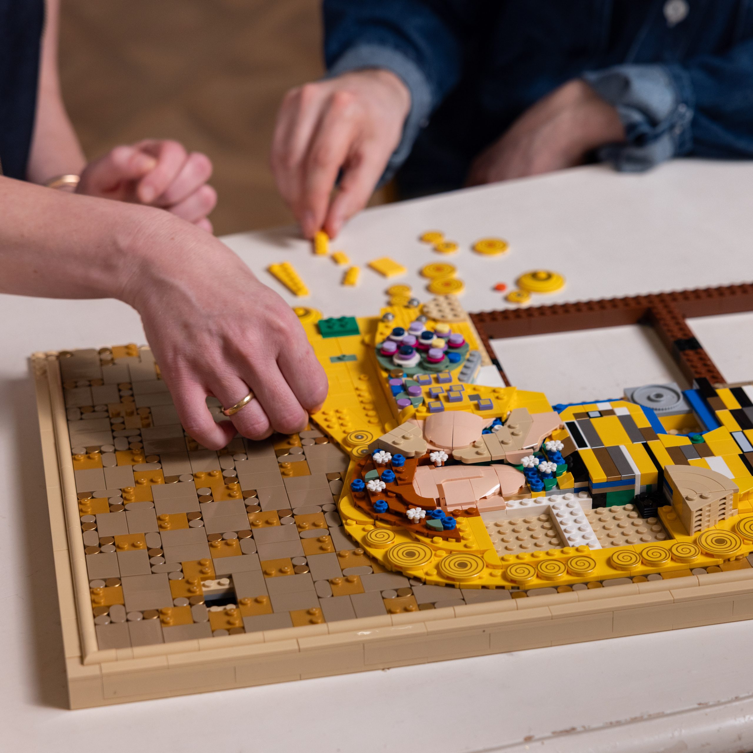 Slaganje lego kockica čuvene Klimtove slike (Foto: Lego Grupa)