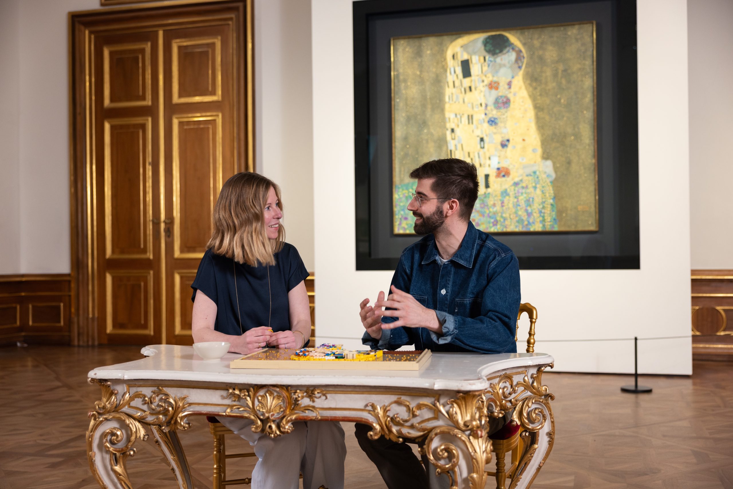 Milan Madge (LEGO master dizajner) i Stephanie Auer (kustos galerije Belvedere) govore o saradnji na projektu (u podkastu) - u dvorcu Belvedere (Foto: LEGO Grupa)