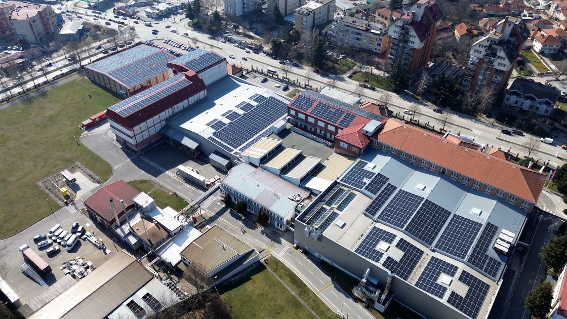 Na krovnoj površini fabrike u Vranju, na 4.515 m² instalirano je 1.806 solarnih panela, ukupne snage 1 MWp