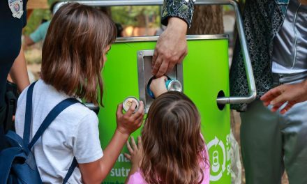 Karnevalska povorka i predstava „Trio Rio“ na otvaranju Limenka Teatar Festa u Požarevcu