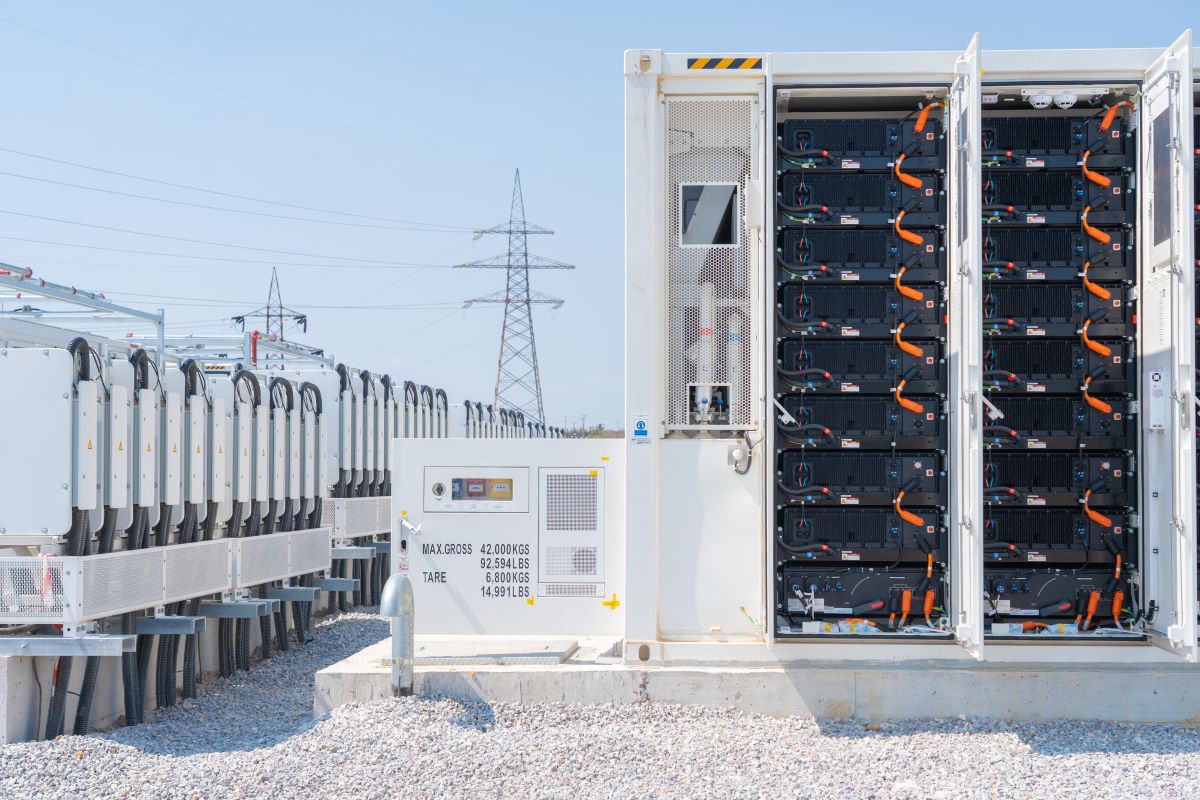 Pogled na unutrašnjost baterijskog bloka u okviru novog projekta kompanije HELLENiQ ENERGY za skladištenje električne energije na lokaciji industrijskog kompleksa u Solunu.