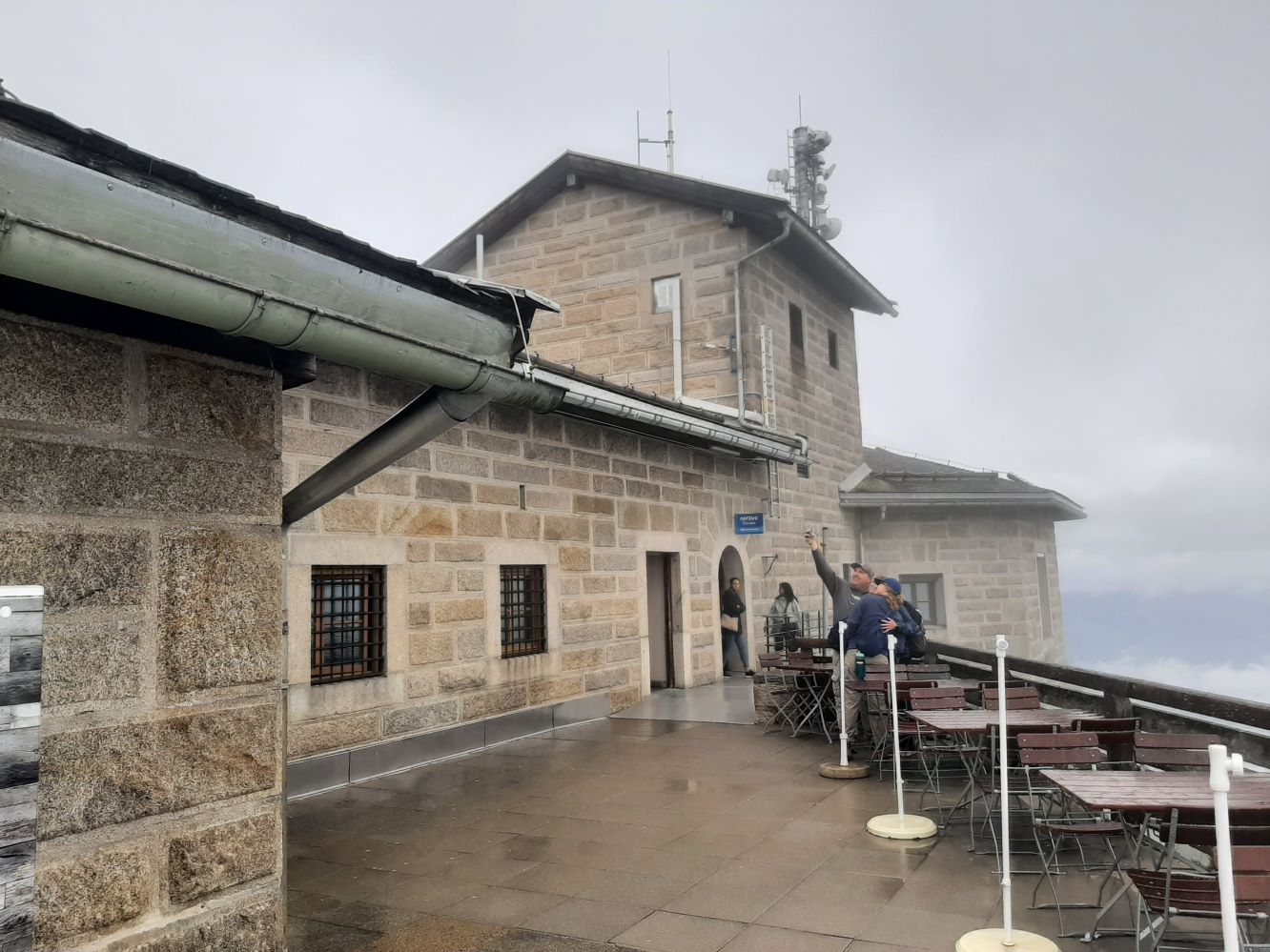 Jul 2023. godine - kiša i hladno vreme - turisti na jednoj od terasa kompleksa "Orlovo gnezdo" (Foto: Radojka Nikolić)